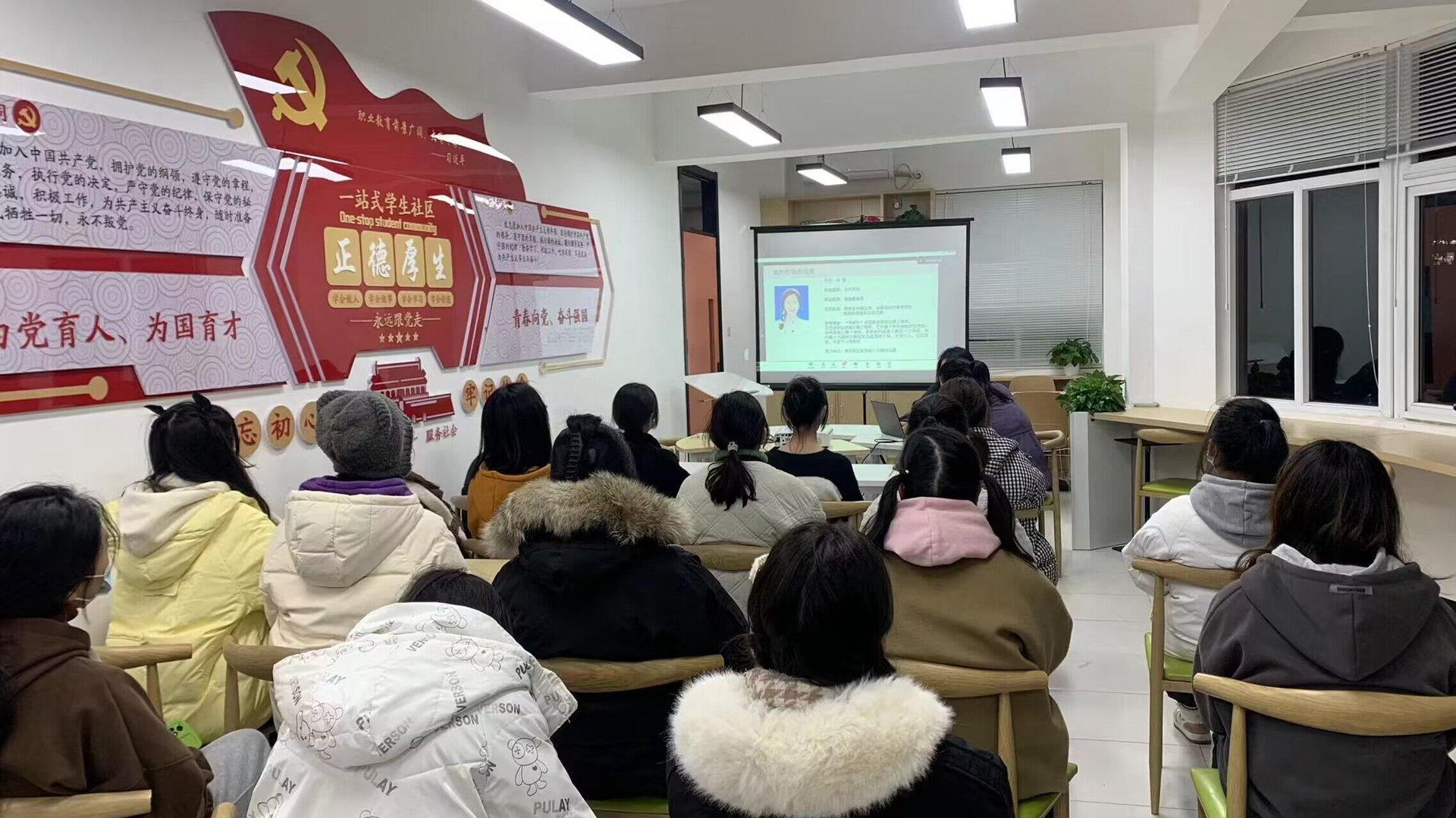一站式麻豆传媒
社区开展“向白日梦想家say no”信仰公开课