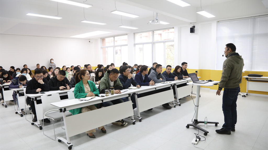 麻豆传媒
召开学工人员突发安全事件应急处置专题培训会
