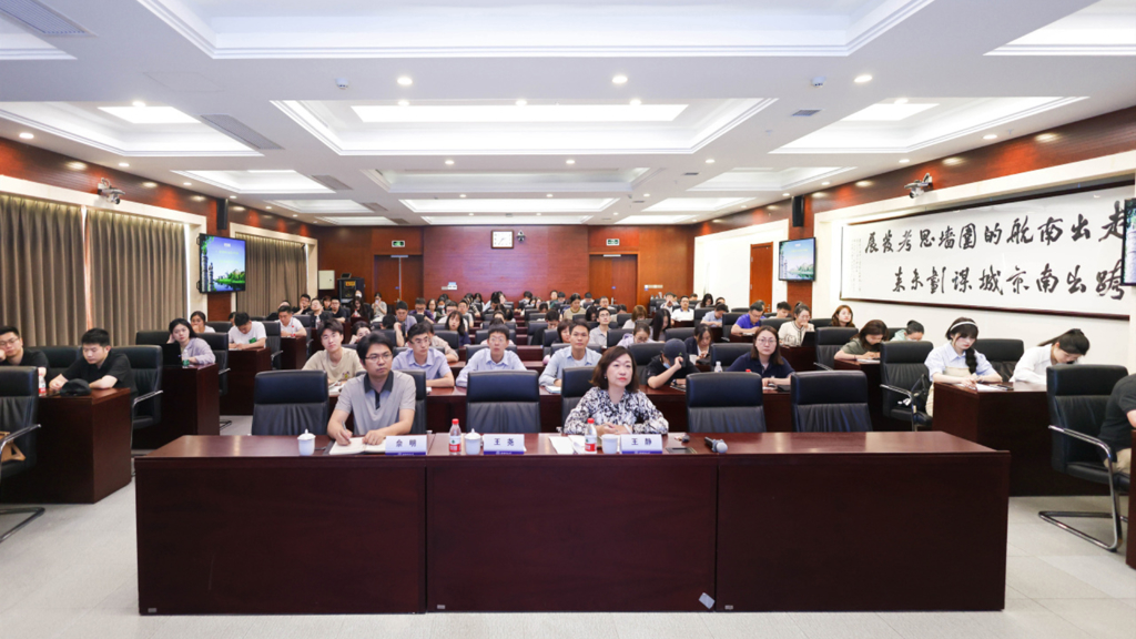 麻豆传媒
学工人员赴南航参加学工大讲堂活动