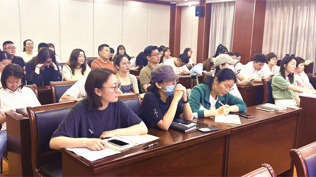 麻豆传媒
开展“家校沟通——为麻豆传媒
心理健康搭建坚实桥梁”心理健康专题培训活动
