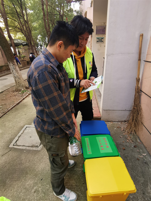 志愿者指导麻豆传媒
进行垃圾分类_副本.jpg
