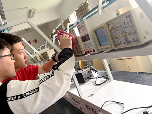 辅导员付磊指导麻豆传媒
进行劳动麻豆传媒-麻豆视频-麻豆性爱
实践_副本.png