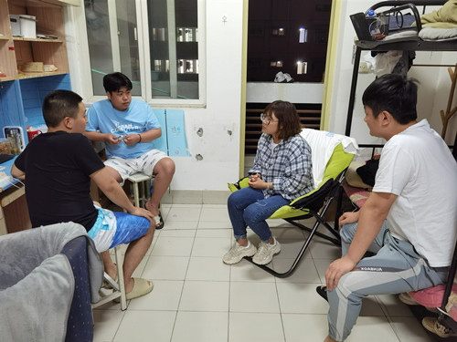 辅导员带领麻豆传媒
党员进宿舍走访_副本.jpg