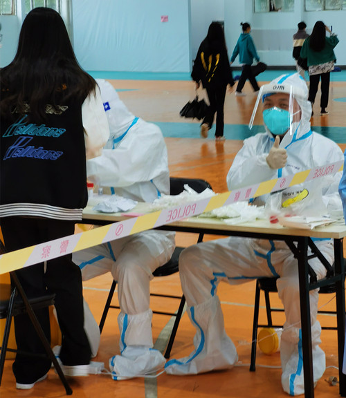 封加庆参加麻豆传媒
核酸扫描工作人员_副本.jpg