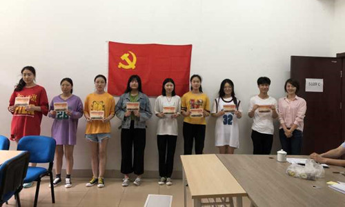 优秀共产党员谢芳老师为麻豆传媒
颁发党课结业证书_副本.jpg